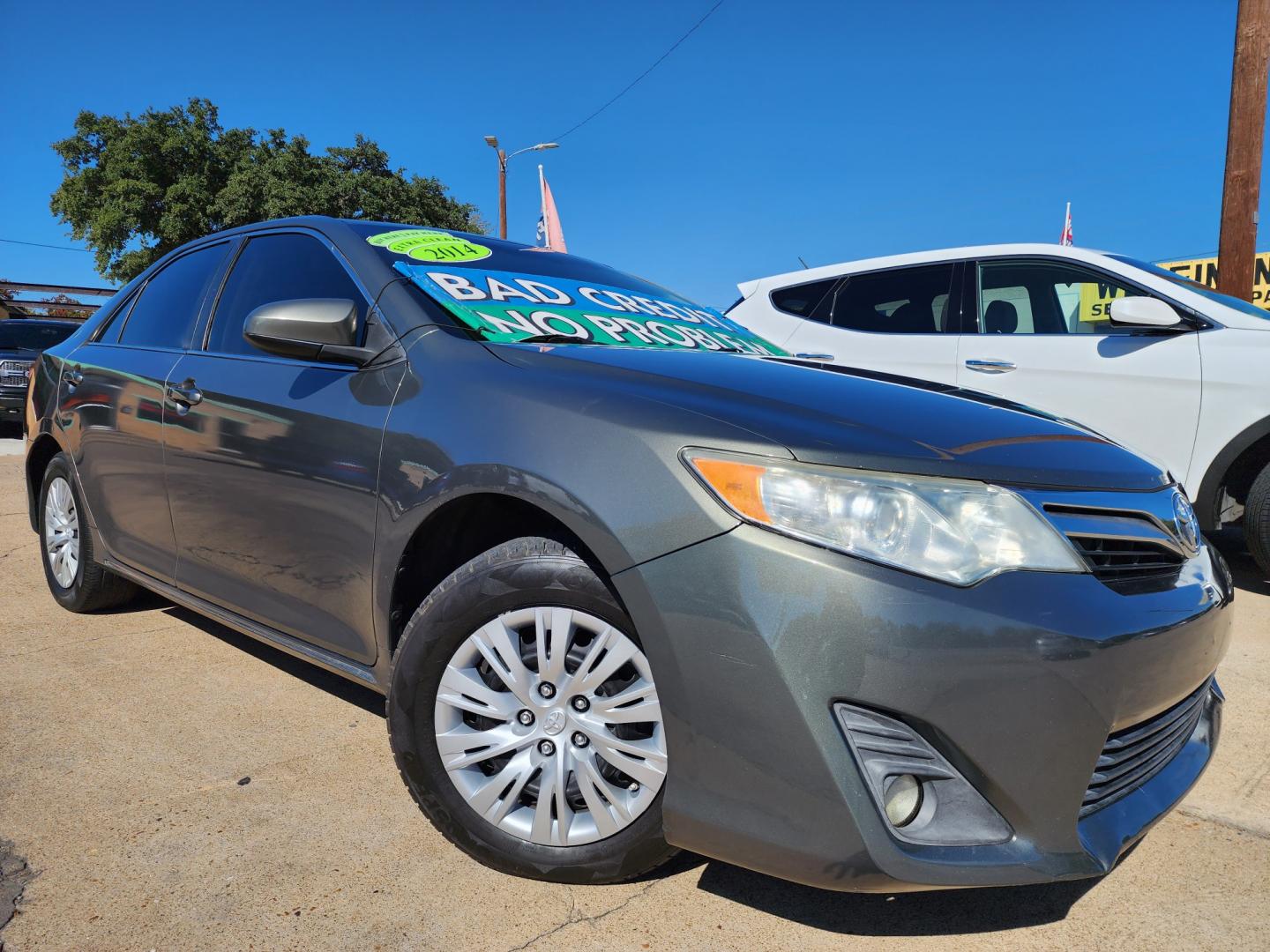 2014 GREEN Toyota Camry LE (4T4BF1FK0ER) with an 2.5L L4 DOHC 16V engine, 6-Speed Automatic transmission, located at 2660 S.Garland Avenue, Garland, TX, 75041, (469) 298-3118, 32.885551, -96.655602 - Welcome to DallasAutos4Less, one of the Premier BUY HERE PAY HERE Dealers in the North Dallas Area. We specialize in financing to people with NO CREDIT or BAD CREDIT. We need proof of income, proof of residence, and a ID. Come buy your new car from us today!! This is a SUPER CLEAN 2014 TOYOTA CAM - Photo#0